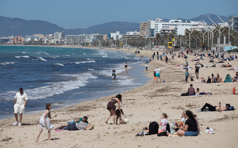 Wenn Unsicherheit wächst, bleiben viele bei Bewährtem: Ziele wie die Balearen sind im Sommer stark gefragt – wie hier Mallorca. (Archivbild) - Foto: Clara Margais/dpa