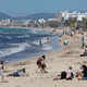 Wenn Unsicherheit wächst, bleiben viele bei Bewährtem: Ziele wie die Balearen sind im Sommer stark gefragt – wie hier Mallorca. (Archivbild) - Foto: Clara Margais/dpa