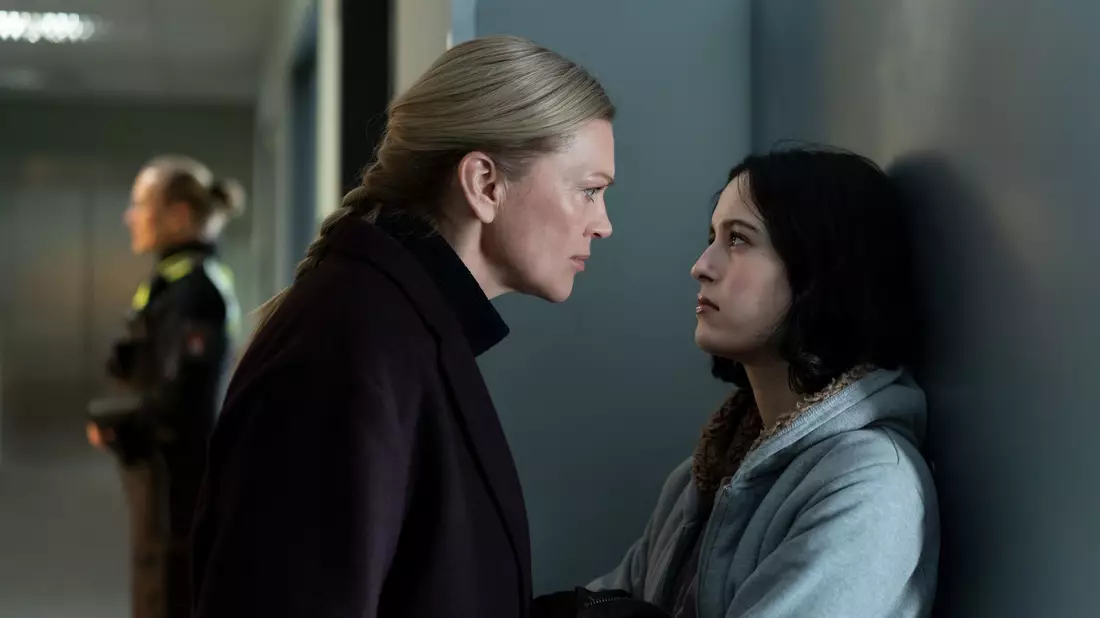 Helen Dorn (Anna Loos, links) erfährt, dass sie neben einer Halbschwester auch noch eine Nichte hat - und Tamara (Maya Lauterbach) provoziert die TV-Kommissarin gehörig.  - Bild: Georges Pauly/ZDF/dpa