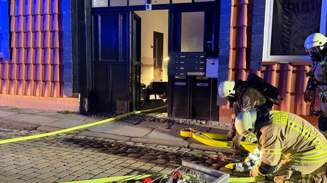 FW Helmstedt: Feuer in Mehrfamilienhaus mit Menschenrettung - Bild: presseportal.de