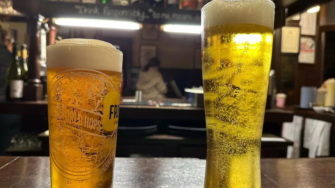 In Dundonald kann das klassische Pint schon bald neben einer Lidl-Filiale genossen werden. (Archivbild) - Bild: Benedikt von Imhoff/dpa