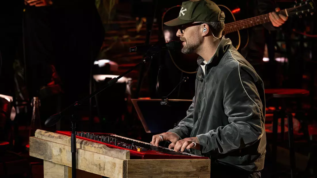 Mark Forster kommt bei «Sing meinen Song» emotional an seine Grenzen. - Bild: Markus Hetrich/RTL/dpa