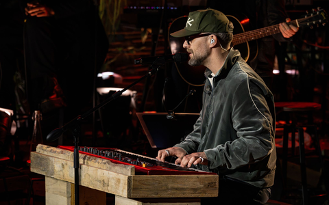 Mark Forster kommt bei «Sing meinen Song» emotional an seine Grenzen. - Foto: Markus Hetrich/RTL/dpa
