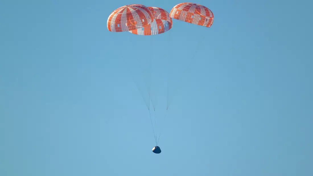 Abgebremst von Fallschirmen kam die «Orion»-Kapsel im Pazifik auf. - Bild: Bill Ingalls/NASA/dpa