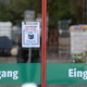 Ein Schild am Eingang weist auf Lotti hin. - Foto: Marcus Brandt/dpa