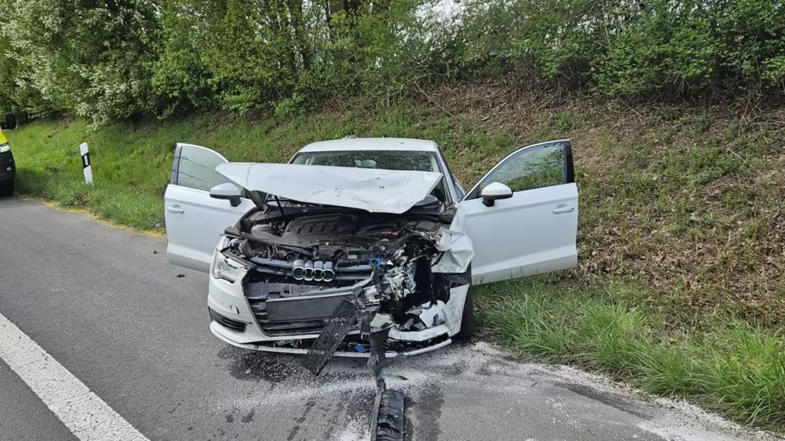 FW Bergheim: Vier Verletzte nach Verkehrsunfall auf Bundesstraße bei Bergheim Frontalzusammenstoß zwischen zwei PKW - Bild: presseportal.de