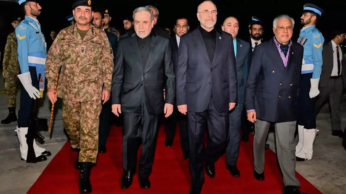 Irans Parlamentspräsident Mohammad Bagher Ghalibaf (Mitte rechts) führt die Delegation seines Landes in Islamabad an, auch Außenminister Abbas Araghtschi (Mitte links) ist dabei. - Bild: Uncredited/Pakistan Ministry of Foreign Affairs/AP/dpa