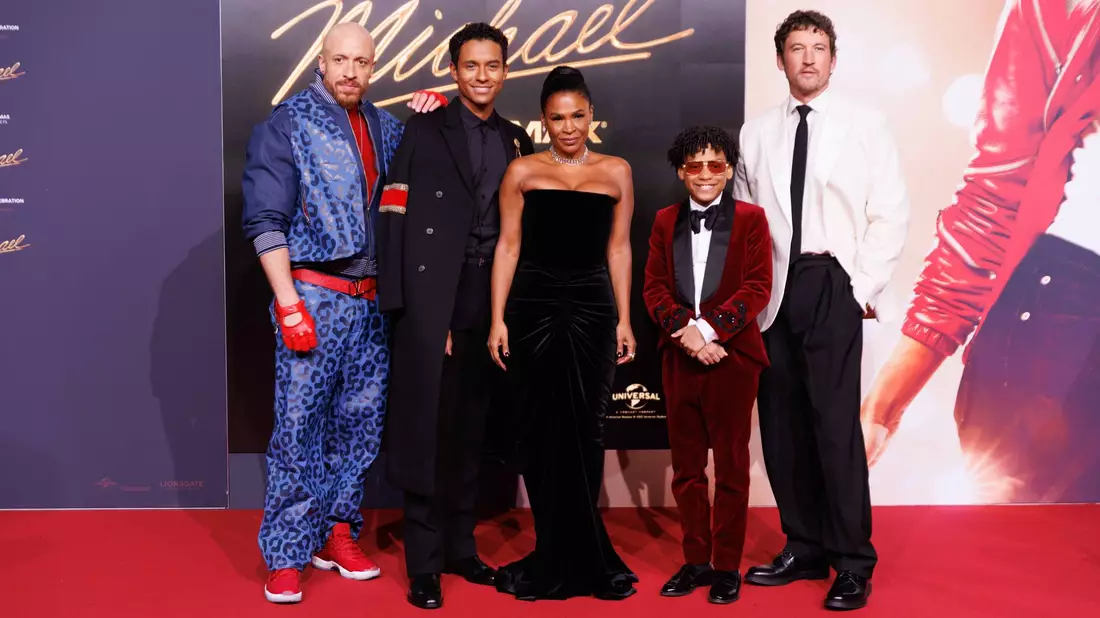 Der Cast vom Biopic «Michael» mit Jaafar Jackson (2. v. l.) kam zur internationalen Premiere in Berlin. - Bild: Carsten Koall/dpa