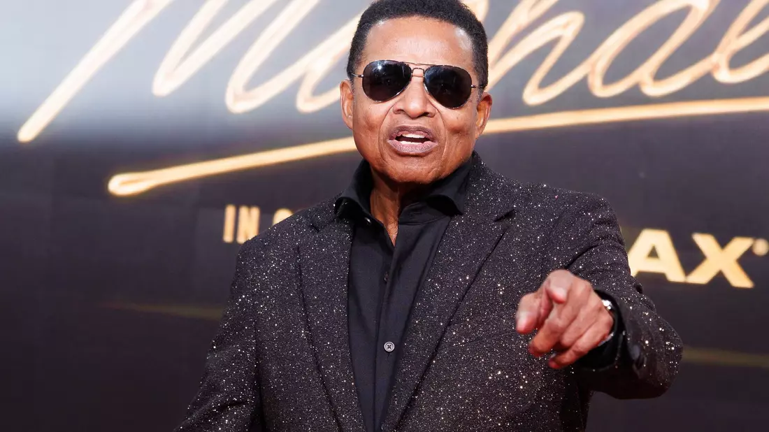 Auch Michael Jacksons Bruder Jackie kam zur Premiere. - Bild: Carsten Koall/dpa