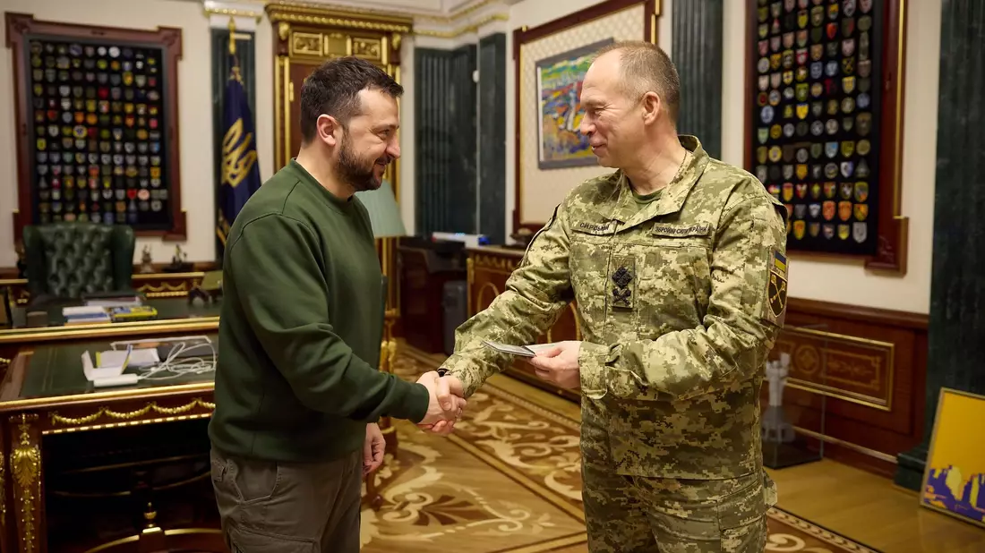 Der ukrainische Präsident Wolodymyr Selenskyj (l) und der Oberbefehlshaber Olexander Syrskyj haben Reaktionen auf mögliche Verstöße Russland gegen die Osterwaffenruhe angekündigt. (Archivbild) - Bild: Ukrainisches Präsidentialamt/Pool/Planet Pix via ZUMA Press Wire/dpa