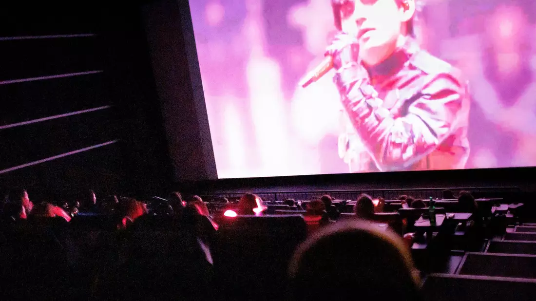 Kino statt Konzertsaal: Fans in Berlin feierten auf bequemen Sesseln.  - Bild: Carsten Koall/dpa
