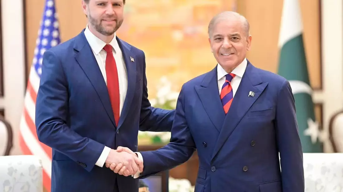 US-Vizepräsident JD Vance bei Vorgesprächen mit dem pakistanischen Premier, Shehbaz Sharif. - Bild: ---/Pressebüro Pakistanische Regierung/dpa