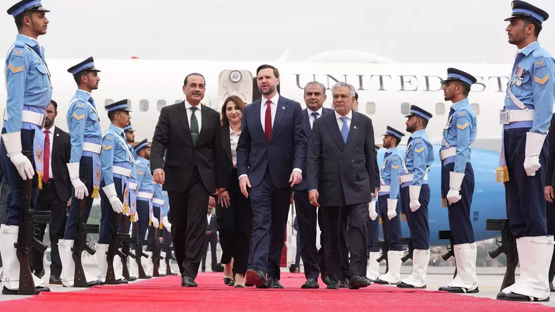 Die US-Delegation um JD Vance landete auf einem Luftwaffenstützpunkt nahe der Hauptstadt Islamabad. - Bild: Jacquelyn Martin/AP POOL/AP/dpa