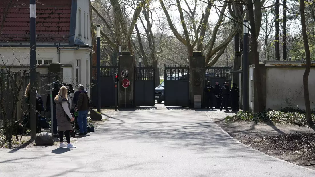 In der Villa Borsig am Tegeler See im Norden Berlins sollen die Spitzen der Koalition zu Beratungen zusammengekommen sein. Bestätigt wird das bisher nicht.  - Bild: Sven Kaeuler/dpa