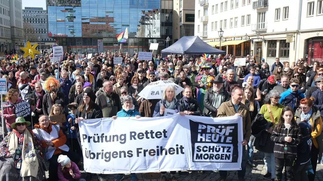 An den Versammlungen im Stadtgebiet haben mehrere Hundert Personen teilgenommen. - Bild: Sebastian Willnow/dpa