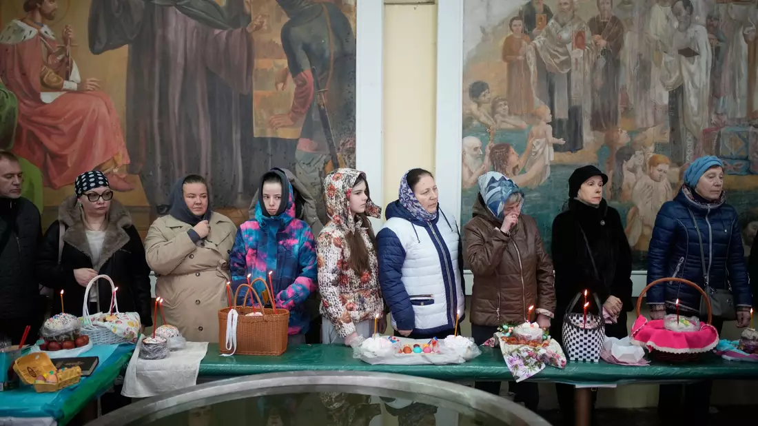 Orthodoxe Christen in Russland und in der Ukraine sollen dank einer Waffenruhe bis Sonntag Ostern feiern können.  - Bild: Pavel Bednyakov/AP/dpa
