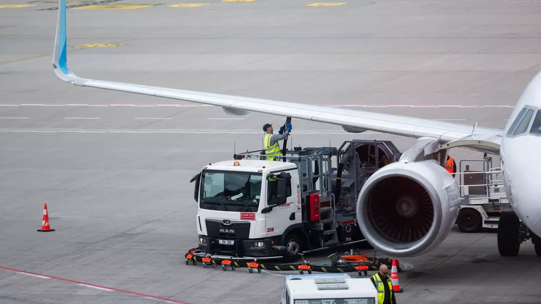 Der Flughafenverband ACI Europe warnt vor einer Kerosin-Knappheit. - Bild: Christophe Gateau/dpa