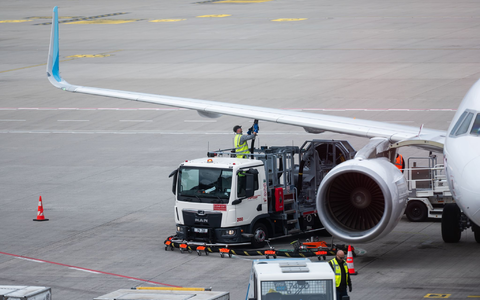 Der Flughafenverband ACI Europe warnt vor einer Kerosin-Knappheit. - Foto: Christophe Gateau/dpa