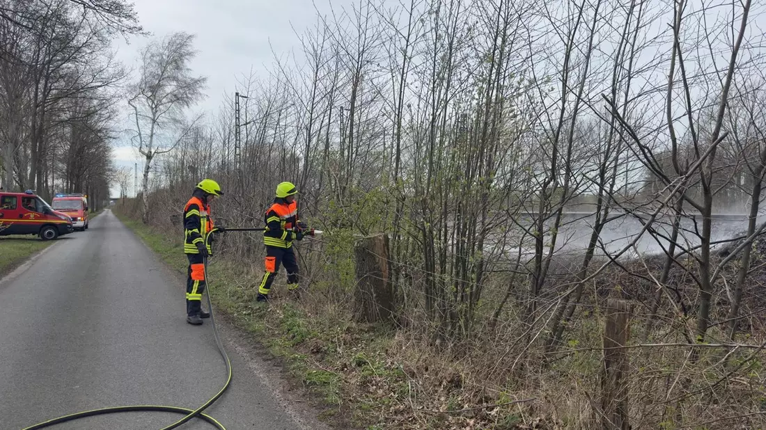 FW-ROW: Böschungsbrand entlang der Bahnstrecke - Feuerwehren mehrfach im Einsatz - Bild: presseportal.de