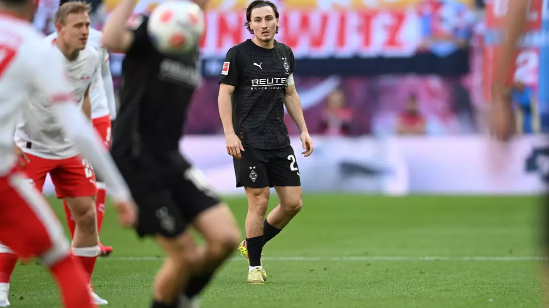 Rocco Reitz ist noch Kapitän von Gladbach - nächste Saison spielt der in Leipzig. - Bild: David Hammersen/dpa