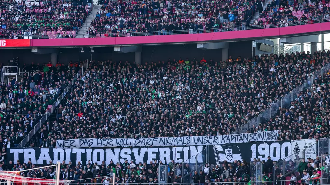 Fans von Borussia Mönchengladbach mit einem Banner über den künftigen Leipziger Reitz. - Bild: Jan Woitas/dpa