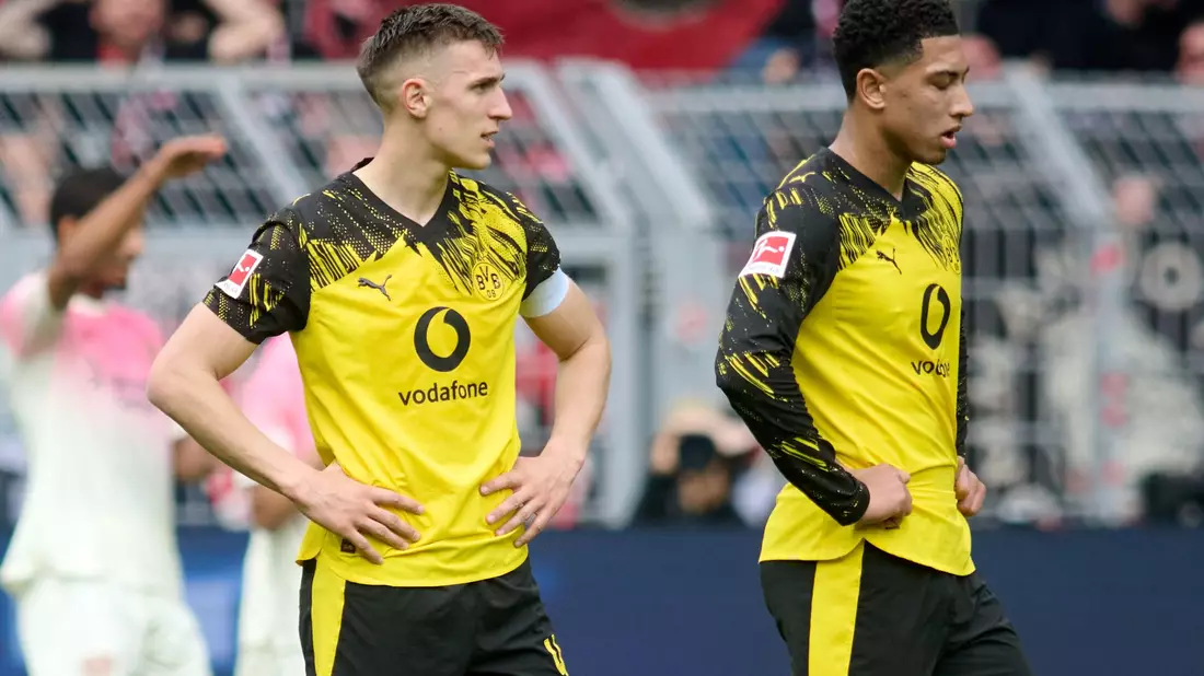 Frust beim BVB: Schlotterbeck und Bellingham nach dem Gegentor. - Bild: Bernd Thissen/dpa