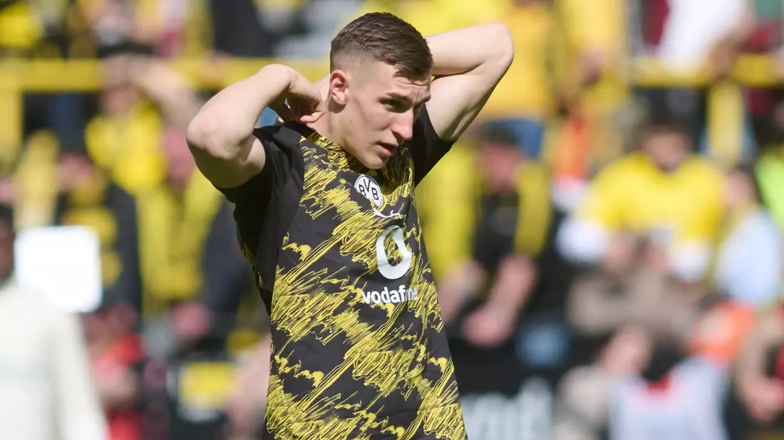 Verlängerte langfristig beim BVB: Abwehrchef Schlotterbeck. - Bild: Bernd Thissen/dpa