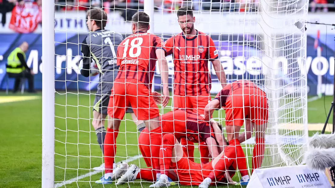 Jubel in Rot: Heidenheim kann doch noch siegen - Bild: Harry Langer/dpa
