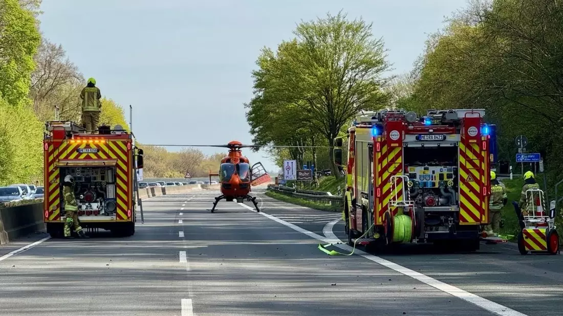 FW Ratingen: Fünf Verletzte bei Verkehrsunfall auf der BAB 52 - Bild: presseportal.de