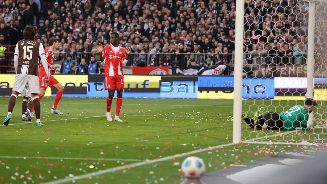 Das Rekordtor: Leon Goretzka (2.v.l.) schießt den 102. Bayern-Treffer in dieser Saison.  - Bild: Christian Charisius/dpa