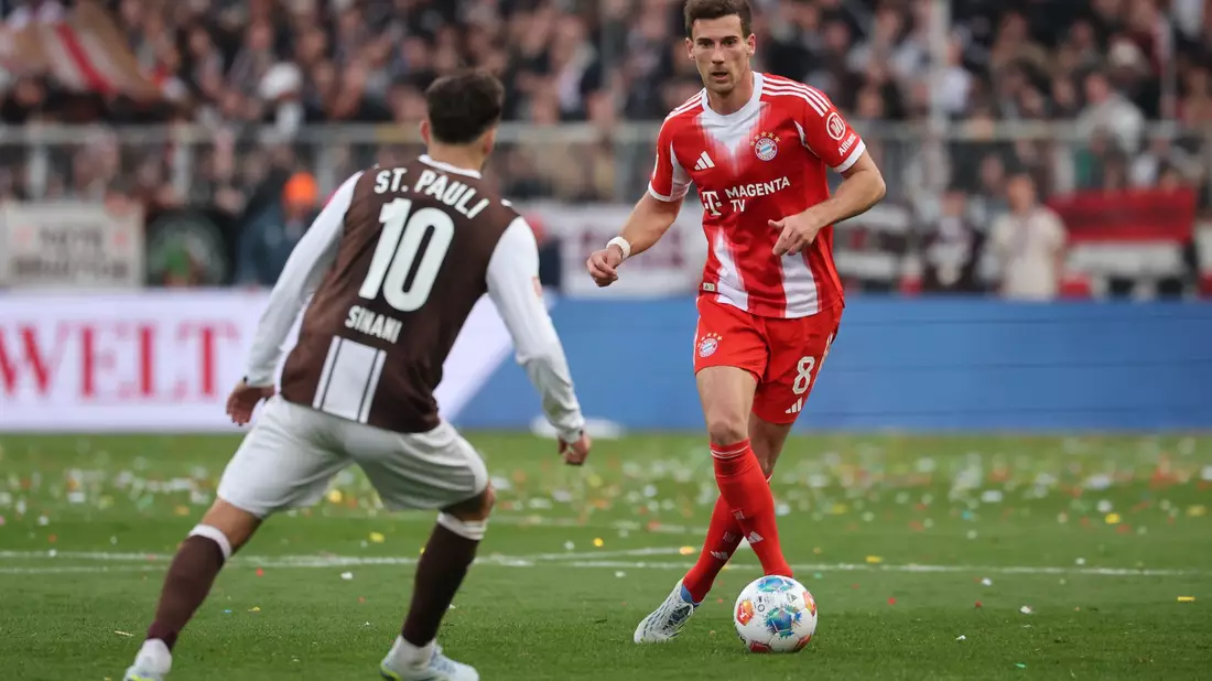 Leon Goretzka (r) erzielte das 102. Saisontor für die Rekord-Bayern. - Bild: Christian Charisius/dpa