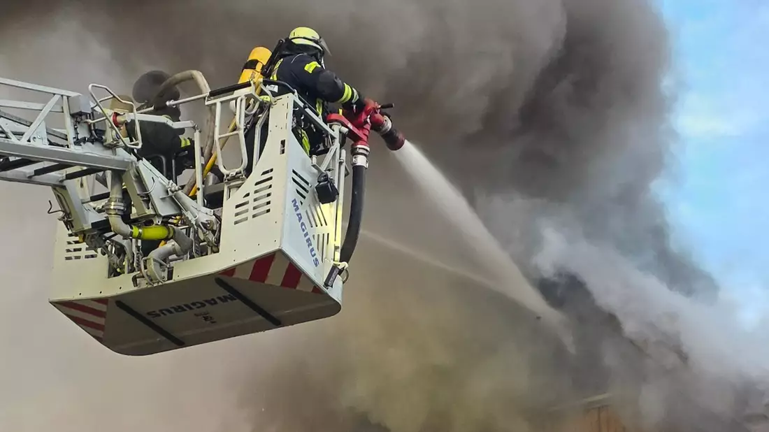 FW Celle: Gebäudebrand in Bostel - 1. Lageneldung - Bild: presseportal.de