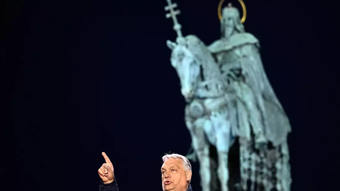 Ungarns Ministerpräsident Viktor Orban hofft, am Sonntag die Parlamentswahl gegen seinen chancenreichen Herausforderer Peter Magyar zu gewinnen. - Bild: Petr David Josek/AP/dpa