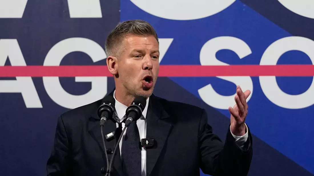 Am Tag vor der Parlamentswahl in Ungarn wähnt sich Oppositionschef Magyar bereits als Sieger.  - Bild: Darko Bandic/AP/dpa