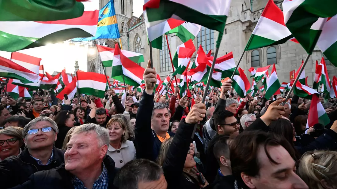 Anhänger Orbans bei der Abschlusskundgebung. - Bild: Denes Erdos/AP/dpa