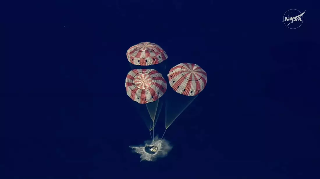 Die «Orion»-Kapsel taucht in den Pazifischen Ozean ein. - Bild: NASA/AP/dpa