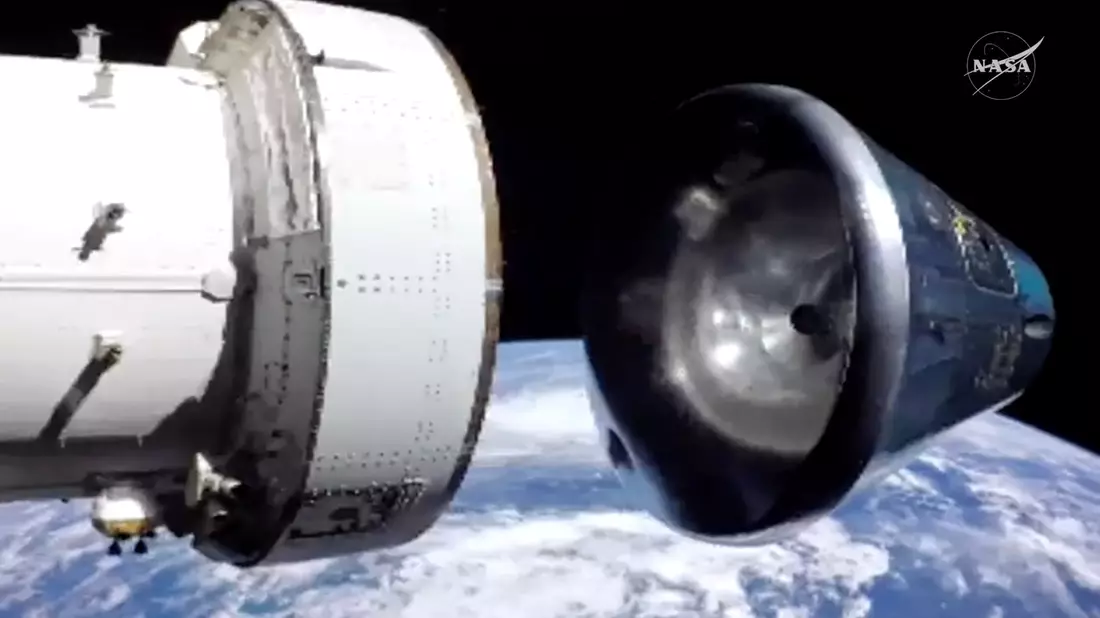 Über der Erde trennt sich die «Orion»-Kapsel, in der sich die Astronauten befinden, vom europäischen Servicemodul. Das Modul verglüht in der Atmosphäre und die Kapsel wassert im Pazifik.  - Bild: Uncredited/NASA/AP/dpa