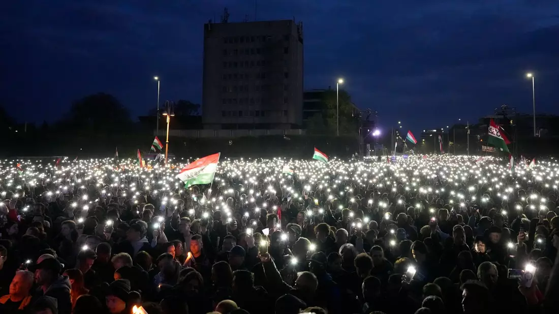 In der ostungarischen Stadt Debrecen strömten mehr als 10.000 Menschen zur letzten Kundgebung von Peter Magyar.  - Bild: Darko Bandic/AP/dpa