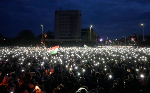 In der ostungarischen Stadt Debrecen strömten mehr als 10.000 Menschen zur letzten Kundgebung von Peter Magyar.  - Foto: Darko Bandic/AP/dpa