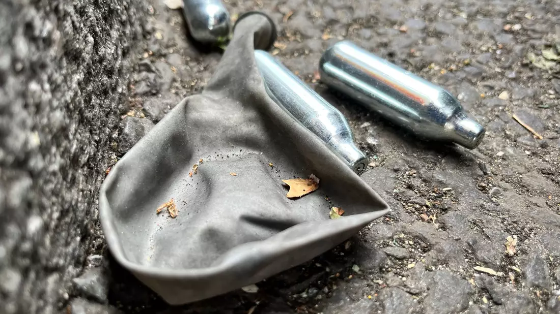 «Lachgas ist kein Spiel und keine harmlose Partydroge, sondern ein hohes Risiko für die Gesundheit», sagt die Bundesgesundheitsministerin. (Symbolbild) - Bild: Julia Kilian/dpa
