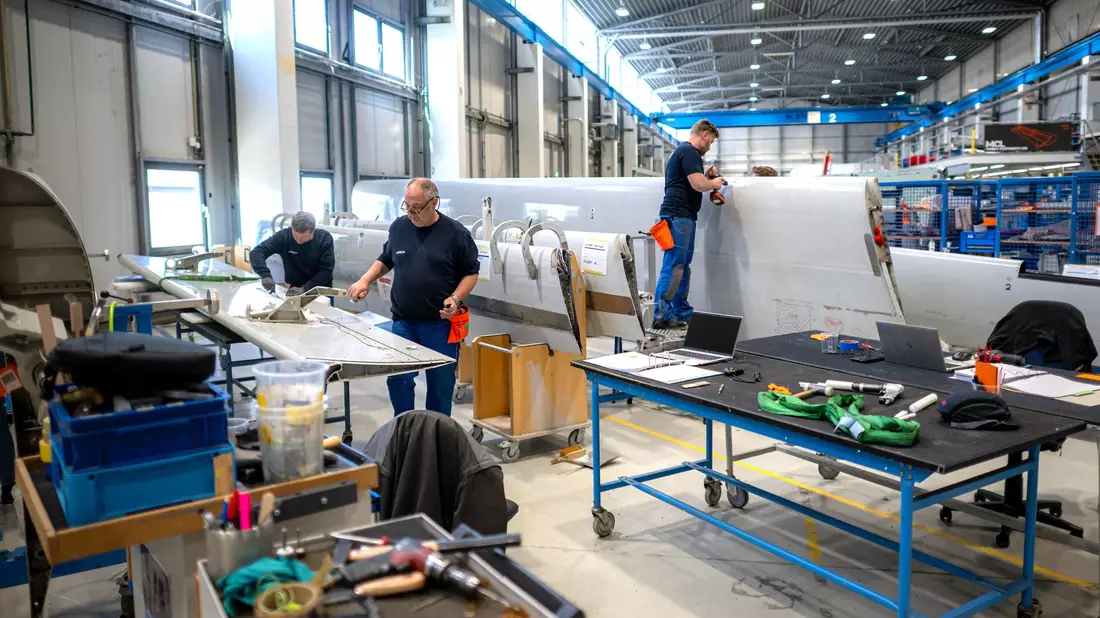 In einer Werkstatt nahe Bremen werden Flugzeugteile aus ganz Europa repariert. - Bild: Sina Schuldt/dpa