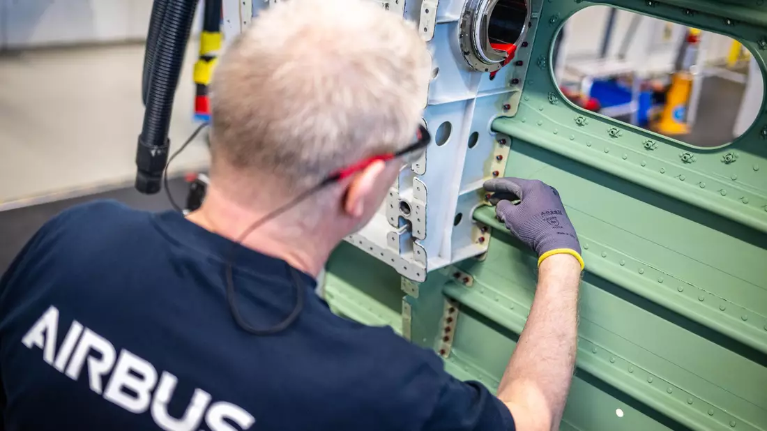 In der Werkstatt wird geschraubt, geschliffen und lackiert. - Bild: Sina Schuldt/dpa