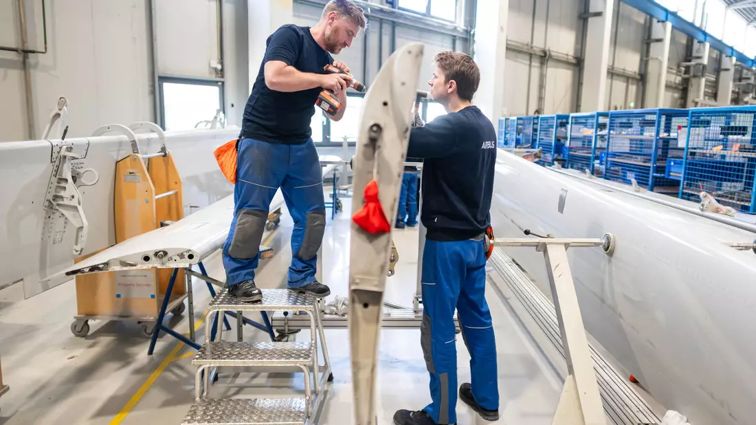 Die Mitarbeitenden können mehr als 1.200 Teile reparieren. - Bild: Sina Schuldt/dpa