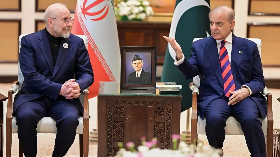 Der iranische Parlamentssprecher Bagher Ghalibaf (l) leitete die Verhandlungen für Teheran.  - Bild: Uncredited/Pakistan Prime Minister Office/AP/dpa
