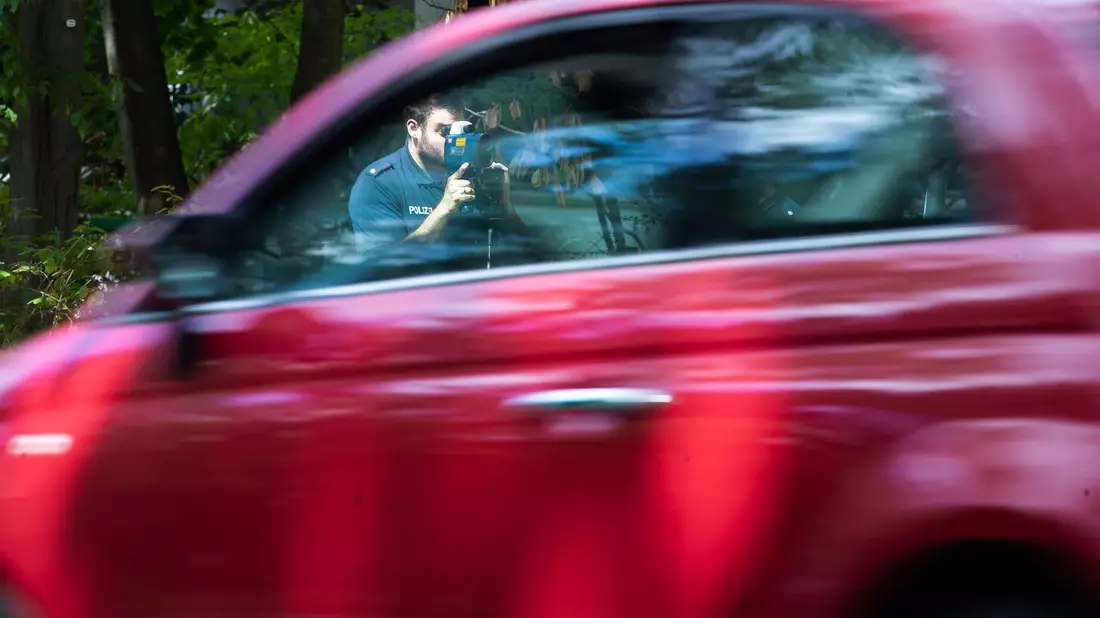 Regelmäßige Kontrollen sollen dazu beitragen, die Zahl der Verstöße gegen die Höchstgeschwindigkeit zu verringern. (Archivfoto)  - Bild: Christoph Soeder/dpa
