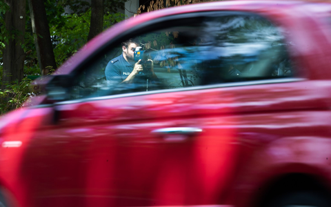 Regelmäßige Kontrollen sollen dazu beitragen, die Zahl der Verstöße gegen die Höchstgeschwindigkeit zu verringern. (Archivfoto)  - Foto: Christoph Soeder/dpa