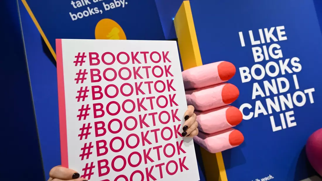 In der BookTok-Community tauschen sich vor allem junge Menschen über ihre Lieblingsbücher aus. (Archivbild) - Bild: Arne Dedert/dpa