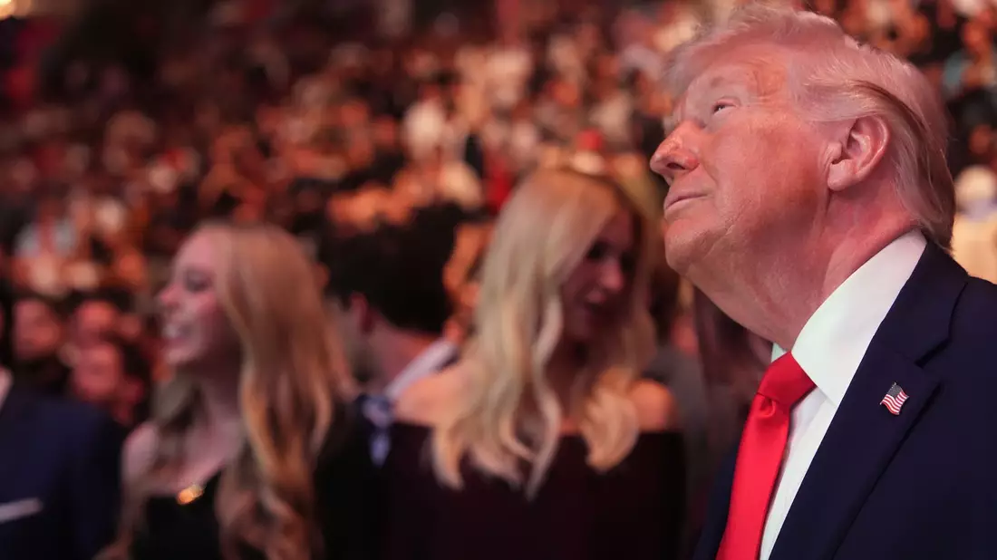 US-Präsident Donald Trump besucht die UFC-Veranstaltung in Miami. - Bild: Julia Demaree Nikhinson/AP/dpa