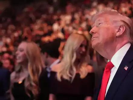 US-Präsident Donald Trump besucht die UFC-Veranstaltung in Miami. - Foto: Julia Demaree Nikhinson/AP/dpa
