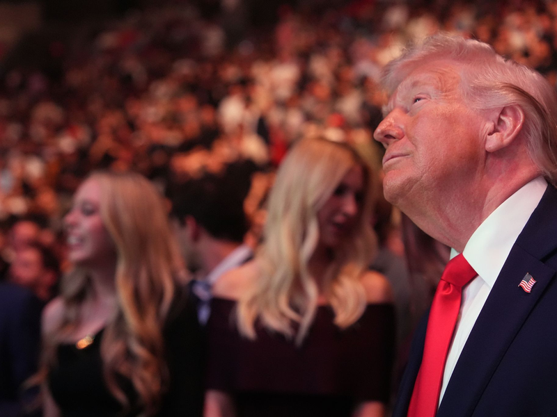 US-Präsident Donald Trump besucht die UFC-Veranstaltung in Miami. - Foto: Julia Demaree Nikhinson/AP/dpa